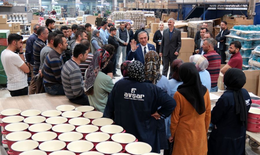 İYİ Parti Milletvekili Adayı Mustafa Enis Arabacı Bolvadin'de seçim çalışmalarını sürdürdü ve Avşar Emaye Fabrikası'nı ziyaret etti.