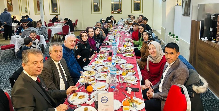 Afyon Lisesi öğrencileri depremzedelere destek oldu.