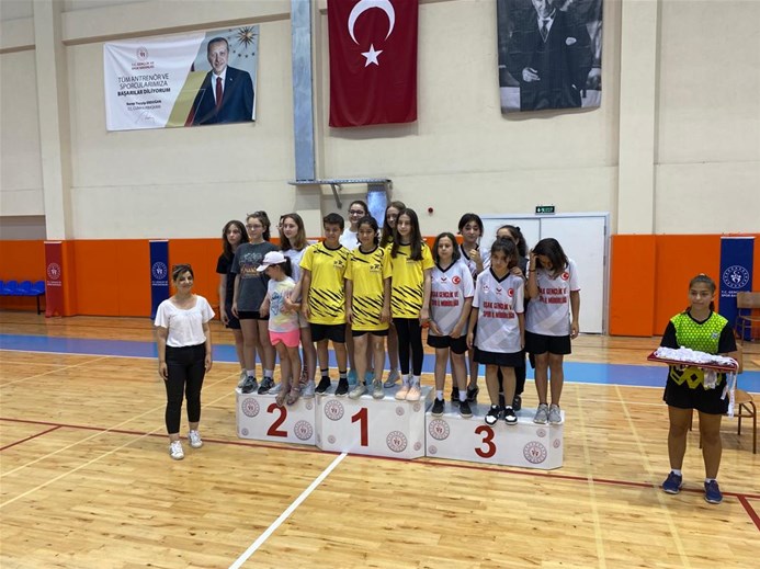 Aydın'da yapılan Anadolu Yıldızlar Ligi Badminton Grup Müsabakalarında Afyonkarahisar takımları çeyrek finale yükseldi.