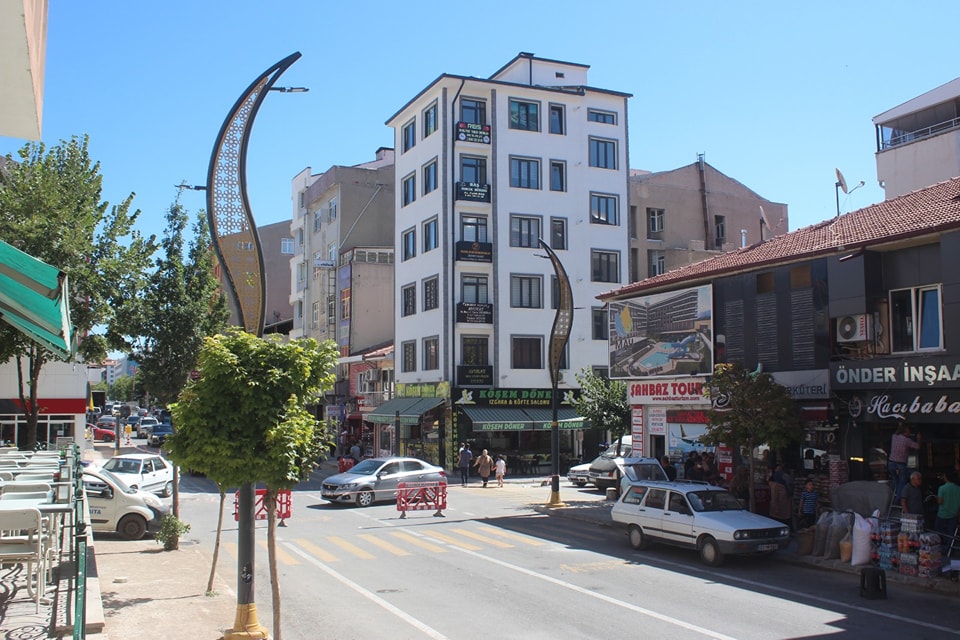 Emirdağ Belediyesi, Eskişehir Caddesi'nde aydınlatma çalışmaları yapıyor.