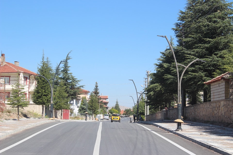 Emirdağ Belediyesi Fatih Caddesi'nde Aydınlatma Çalışması Yapıyor