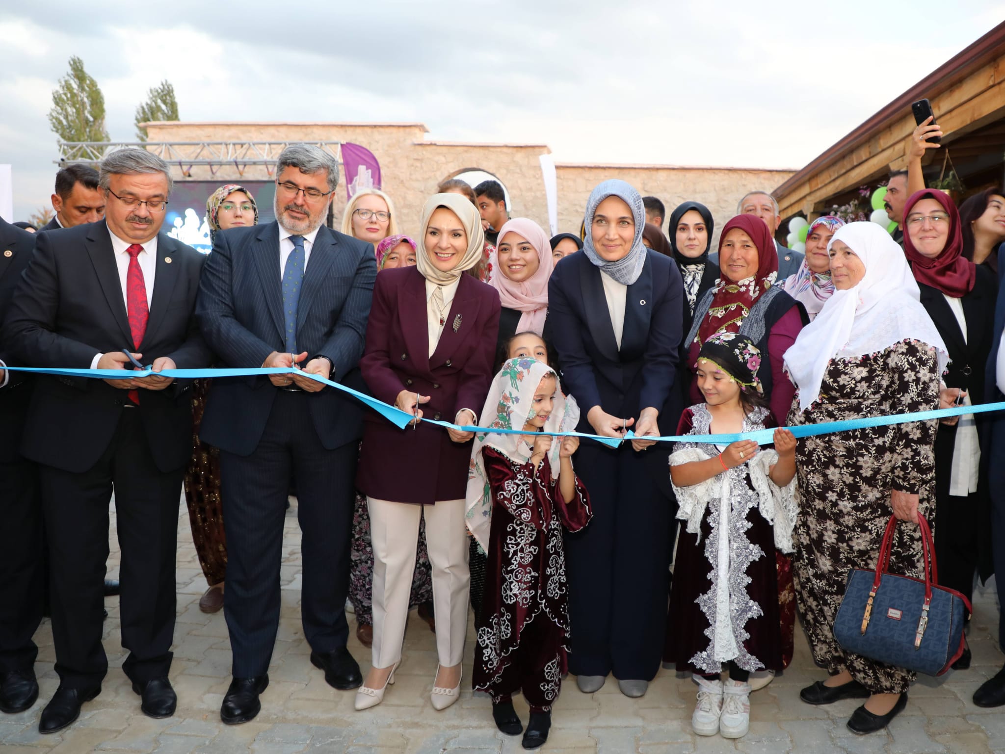 Vali Doç. Dr. Kübra Güran Yiğitbaşı'nın projelerinden birisi olan ve bölge halkının talepleri doğrultusunda inşa edilen Frigya Kadın Ürünleri Pazarı, Aile ve Sosyal Hizmetler Bakanı Mahinur Özdemir Göktaş'ın teşrifleriyle açıldı.