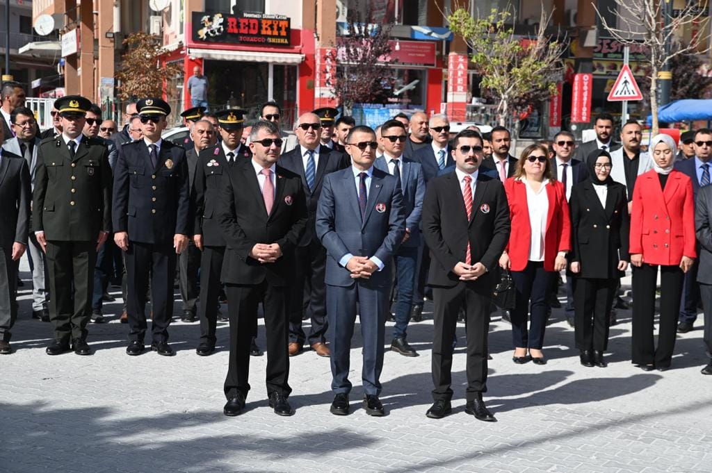 Belediye Başkanımız Cumhuriyet Meydanında Çelenk Sunma Törenine Katıldı