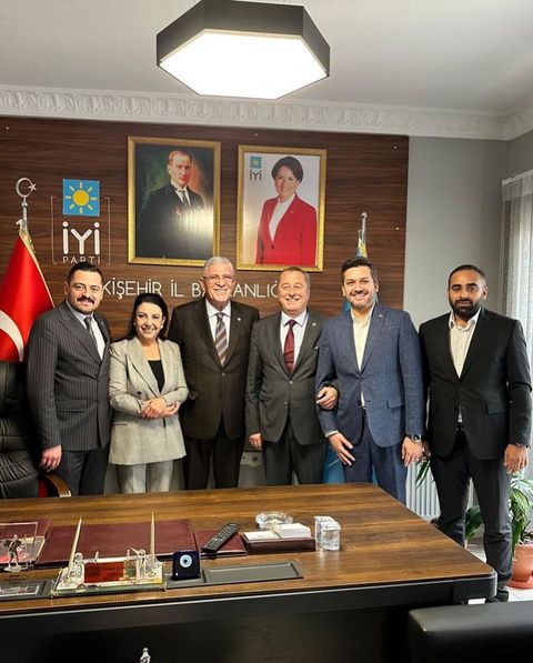 İYİ Parti Afyonkarahisar Milletvekili Hakan Şeref Olgun, Eskişehir'de partililerle buluştu.