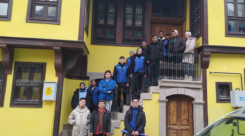 Karahisar Youth Center Explores Afyonkarahisar's Historical Sites with Volunteer Youth