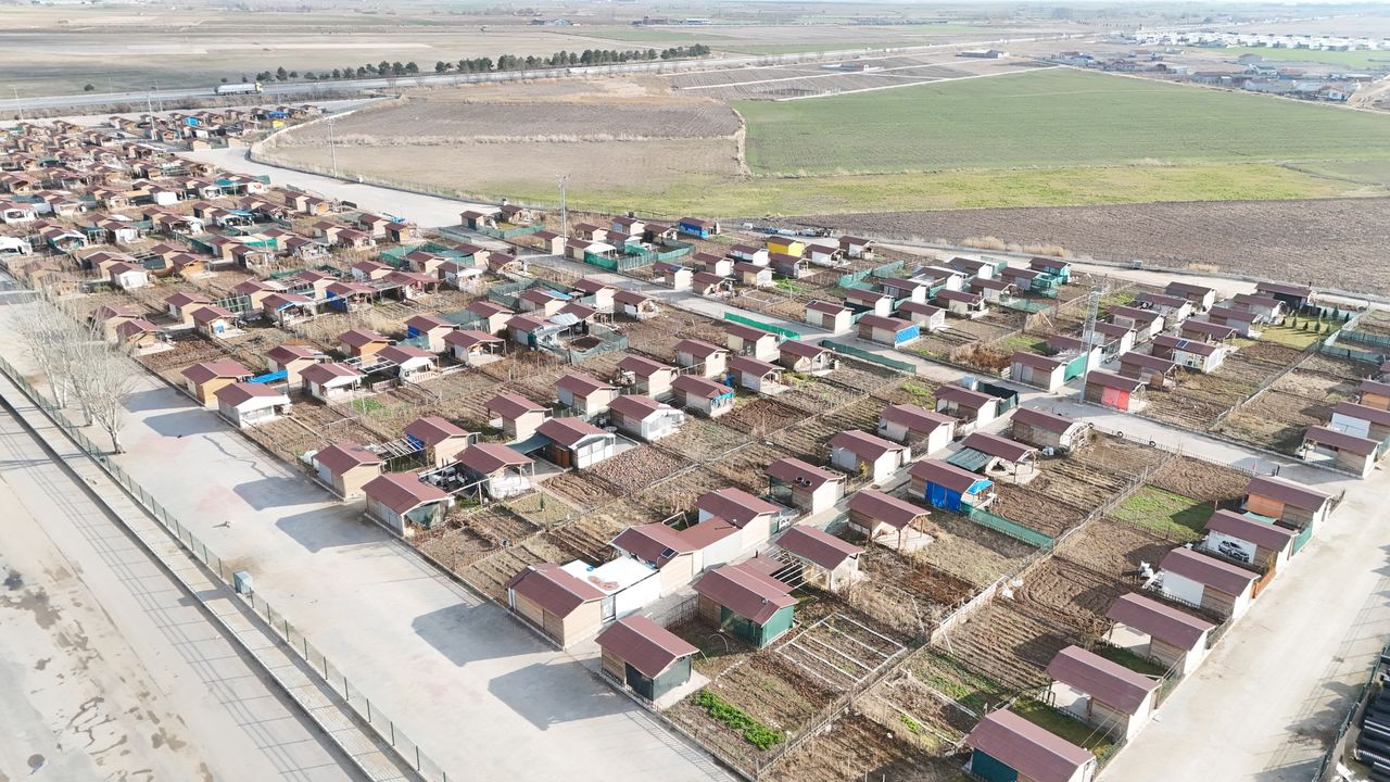 Afyonkarahisar Belediyesi, Devlet Parkı Hobi Bahçesi'ni açtı, yeşil alanları artırma taahhüdünü sürdürüyor.