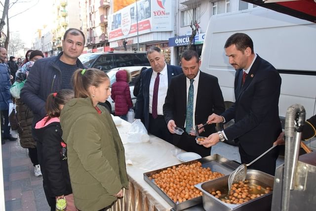 İyi Parti'nin Afyonkarahisar Belediye Başkan Adayı Alper Yağcı, Miraç Kandili'nde vatandaşlara lokma ikram etti.