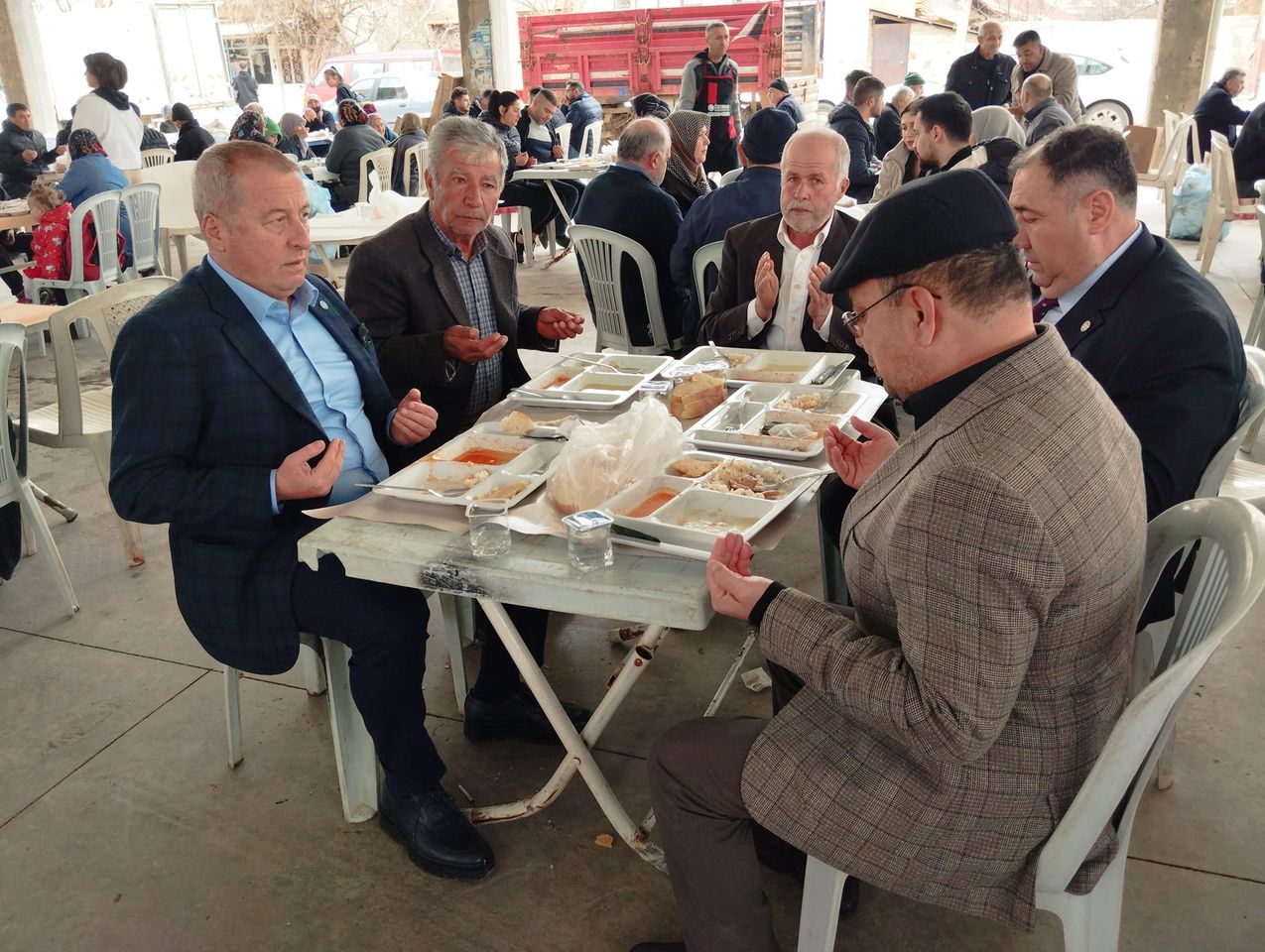 İYİ Partili Avukat Hakan Şeref OLGUN, Afyonkarahisar'da düzenlenen düğün yemeğinde yer aldı.