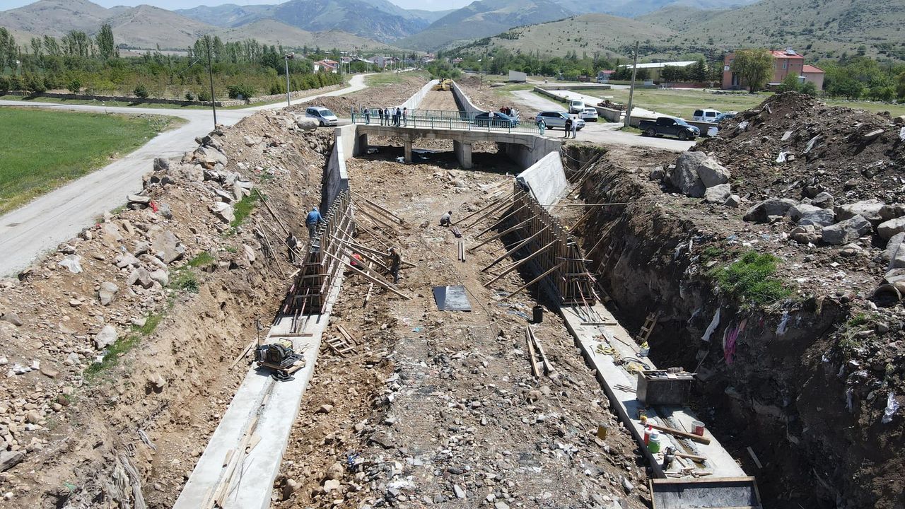 Bölge Müdürü ve Yetkililer Taşkın Koruma Tesisini İnceledi