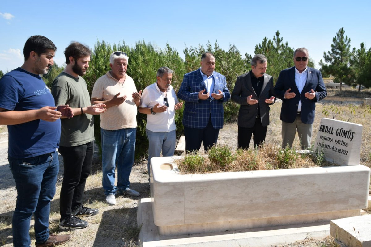 İYİ Parti Teşkilatı, Merhum Erdal Gümüş'ün Kabrini Ziyaret Etti