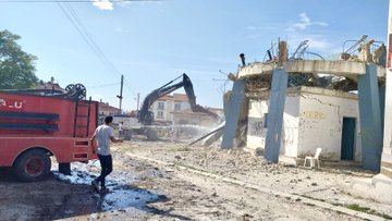 Afyonkarahisar'da Atıl Vaziyetteki Ayaklı Su Depoları Yıkıldı