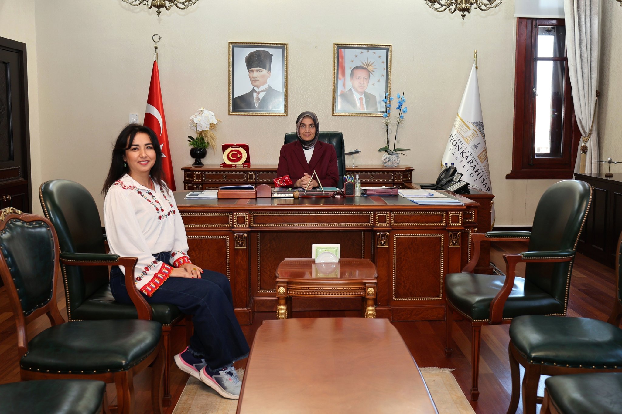 Afyonkarahisar Valisi Doç. Dr. Kübra Güran Yiğitbaşı, Resim Öğretmeni Müjgan Çakar'ı makamında ağırladı